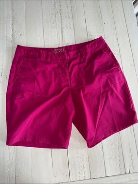 Nike golf dry fit Women’s Fuchsia Performance Shorts size M/8